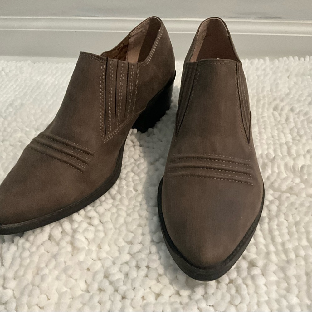 White Mountain Carroll-style Tan Ankle Height BootieNew without Tags